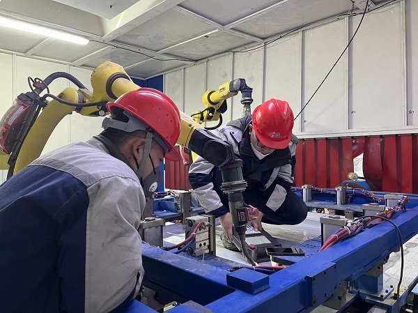 14點，江蘇長江智能制造研究院有限責(zé)任公司秦拓、王豪在無錫現(xiàn)場進(jìn)行新能源電池托盤焊接項目的設(shè)備安裝及調(diào)試工作.jpg