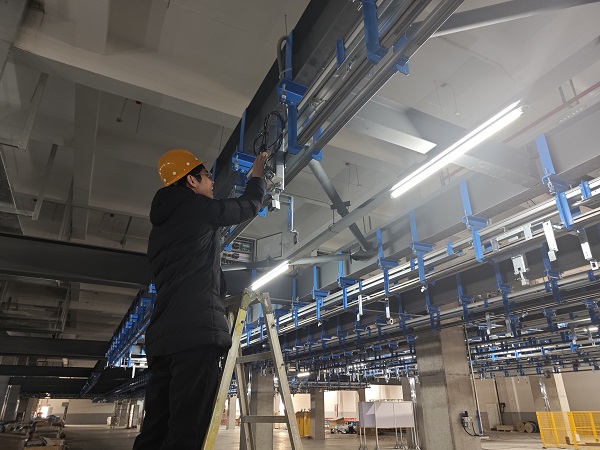 6. 浙江杭州，北自科技陳凱在化纖懸掛線項目上檢查電氣線路.jpg