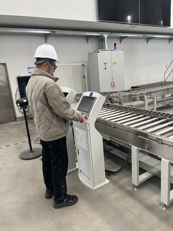 8. 江蘇常州，北自藍(lán)邦周褚飛在操作輻照設(shè)備.jpg