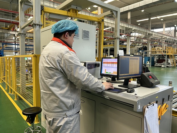 7. 江蘇常州，長江院常州科技韓金城在無紡布車間操作自動包裝機器人.jpg