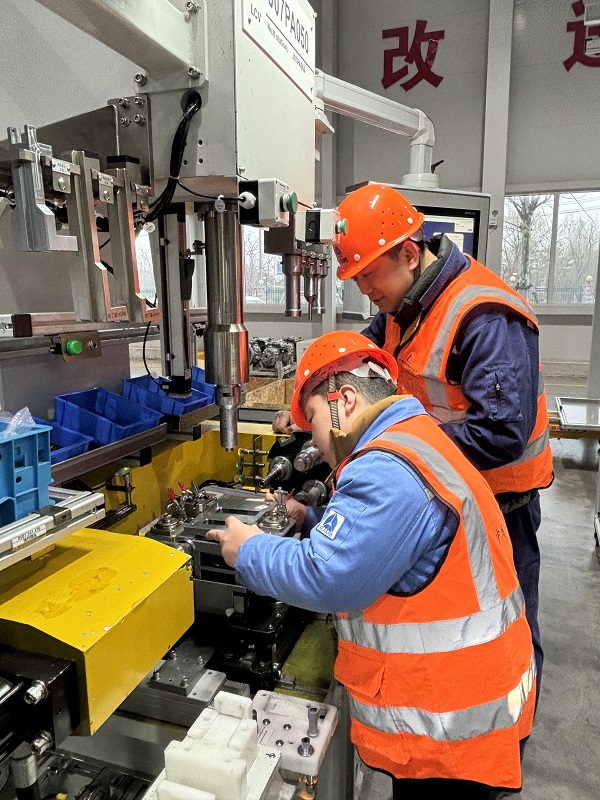 2. 浙江嘉興，智能裝配事業(yè)部陶東凱、韓冰華在AMT變速箱柔性生產(chǎn)線項目現(xiàn)場調(diào)試.jpg