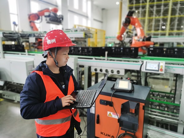 3. 廣西柳州，專用電路事業(yè)部金富強正在電芯成品緩存輸送系統(tǒng)項目中進行設(shè)備調(diào)試.jpg