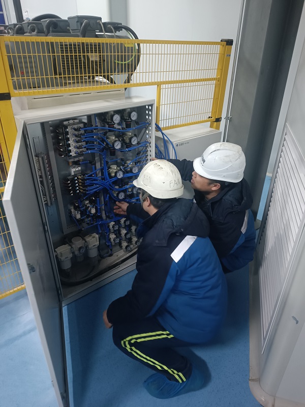 1. 天津，自控事業(yè)部竇增濤、趙強磊正在BOPA成套裝置及服務(wù)采購項目上進行調(diào)試.jpg