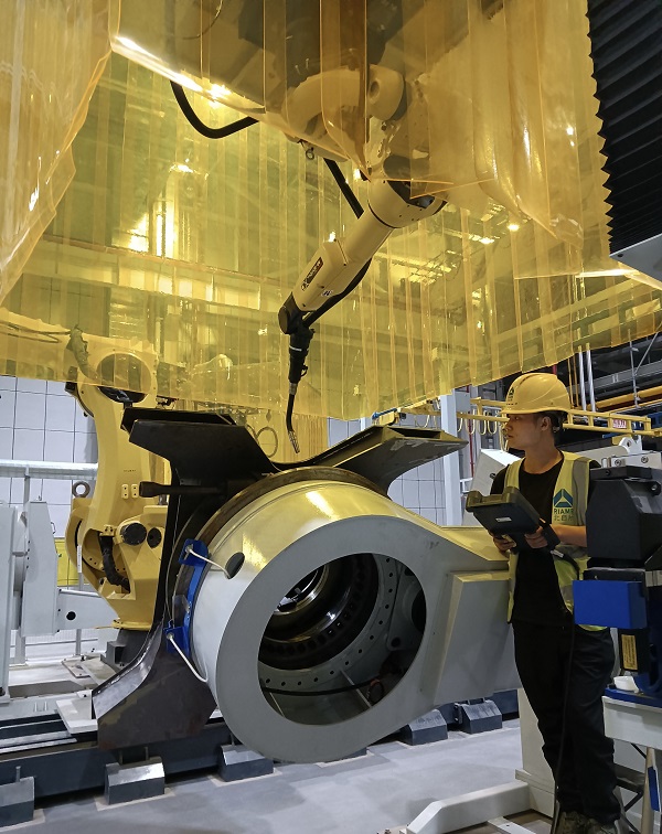 5. 山西太原，機器人事業(yè)部趙海如在挖焊接生產(chǎn)線上進行焊接工藝調(diào)試.jpg